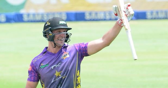 Sarel Erwee celebrating his 100 against the Cape Cobras. Batting for the Hollywoodbets Dolphins