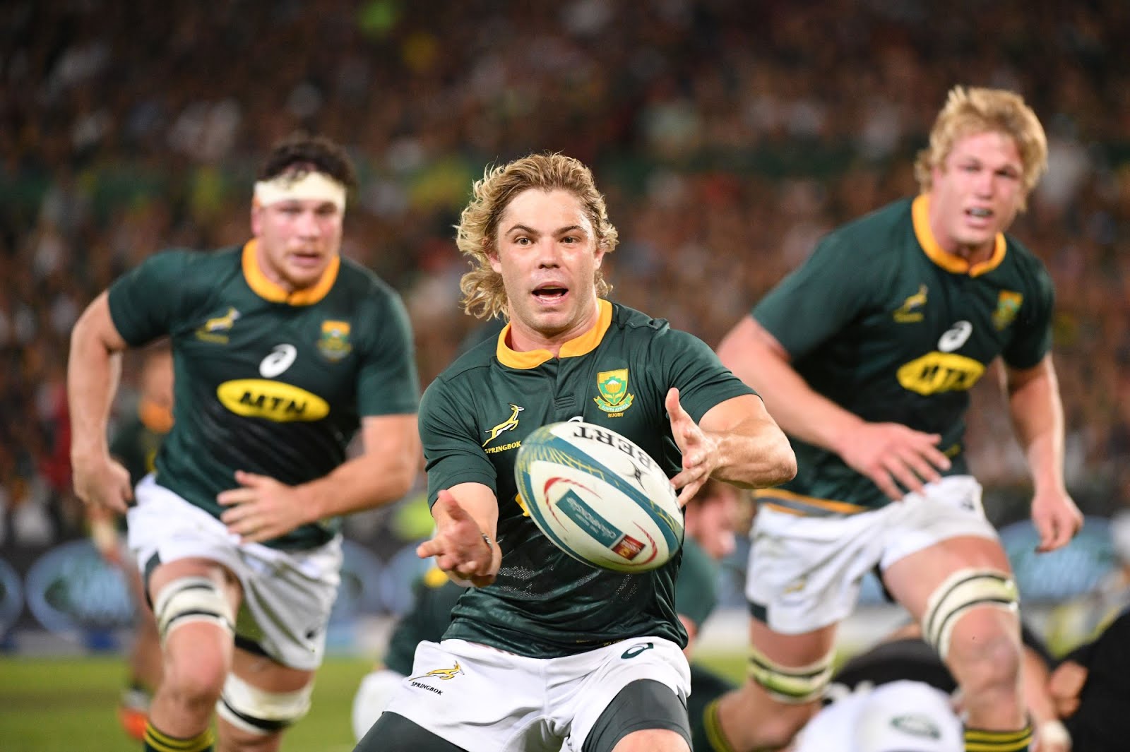 Faf De Klerk Passes the ball in the 2nd Rugby Championship match against New Zealand