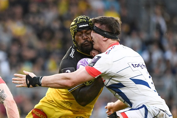 Levani Botia of La Rochelle and Tom Curry of Sale Sharks