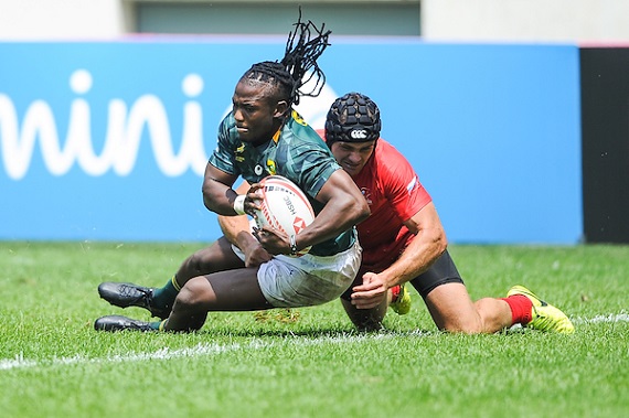 Seabelo Senatla of South Africa scores a try during match between South Africa and Russia at the HSBC Paris Sevens