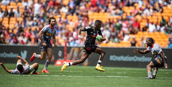 Aphelele Fassi of the Sharks runs at Stormers' defenders