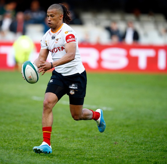 Clayton Blommetjies of the Cheetahs runs with ball in hand