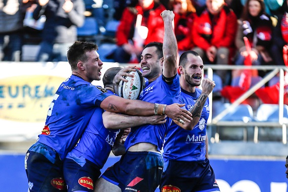Castres celebrate a try