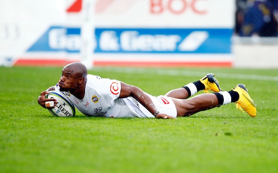 Makazole Mapimpi of the Cell C Sharks scores against the Highlanders