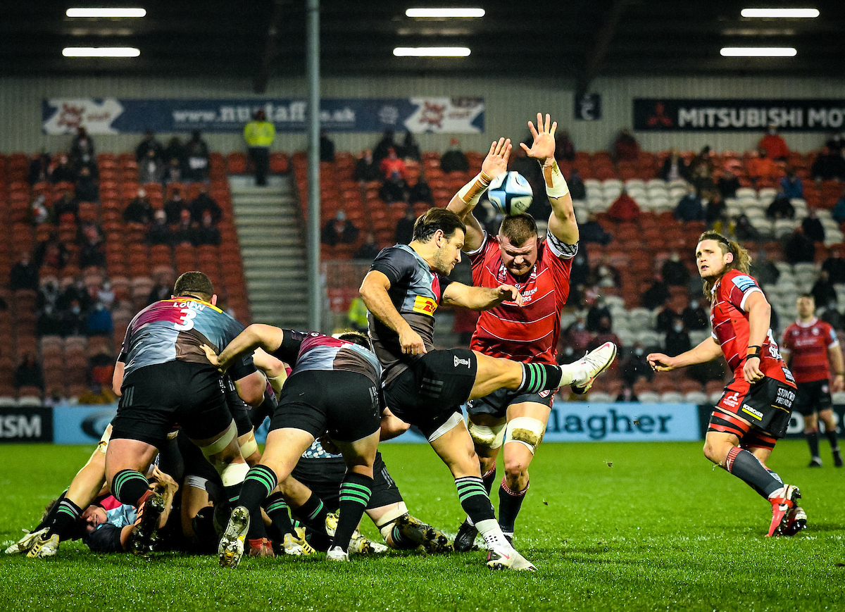 Alex Craig of Gloucester Rugby attempts to charge down the box kick of Danny Care of Harlequins