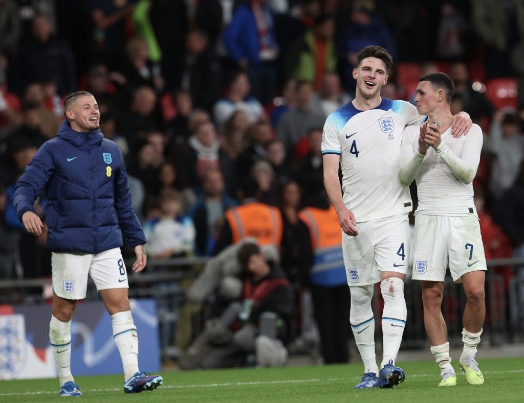 Kalvin Phillips (L), Declan Rice (C) and Phil Foden of England