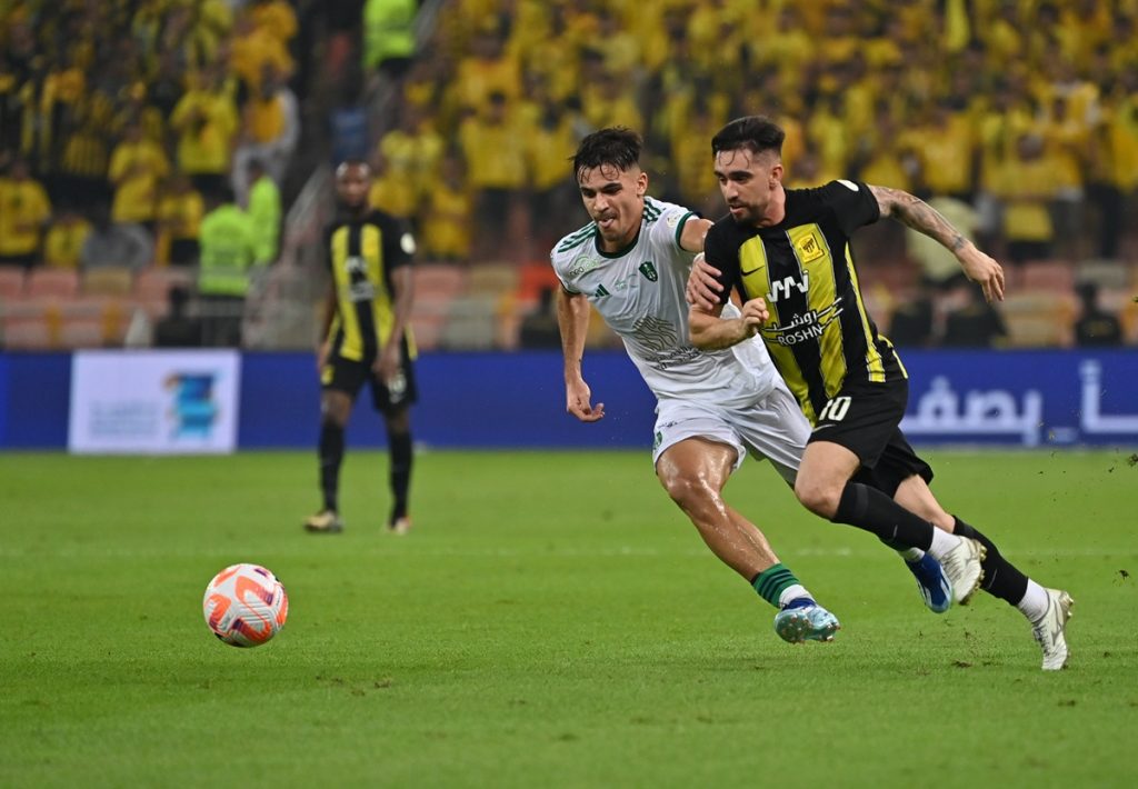 Al-Ittihad player Igor Coronado (R) in action against Al-Ahli player Gabri Veiga