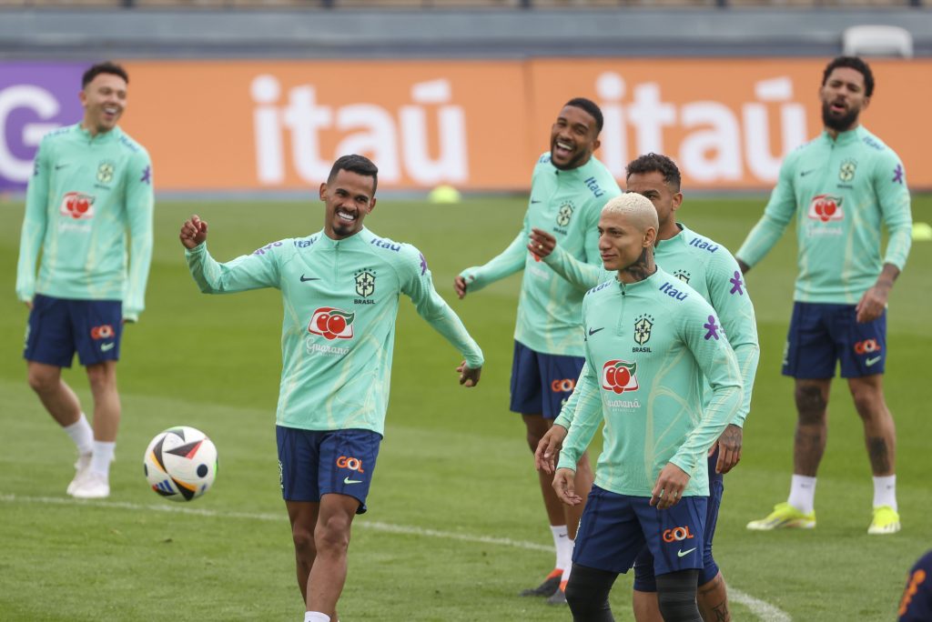 epa11243076 Brazil players Wenderson Galeno (2-L) and Richarlison (2-R) participate in a traiining session of the national soccer team in Madrid, Spain, 25 March 2024. Brazil is to face Spain in a friendly match on 26 March