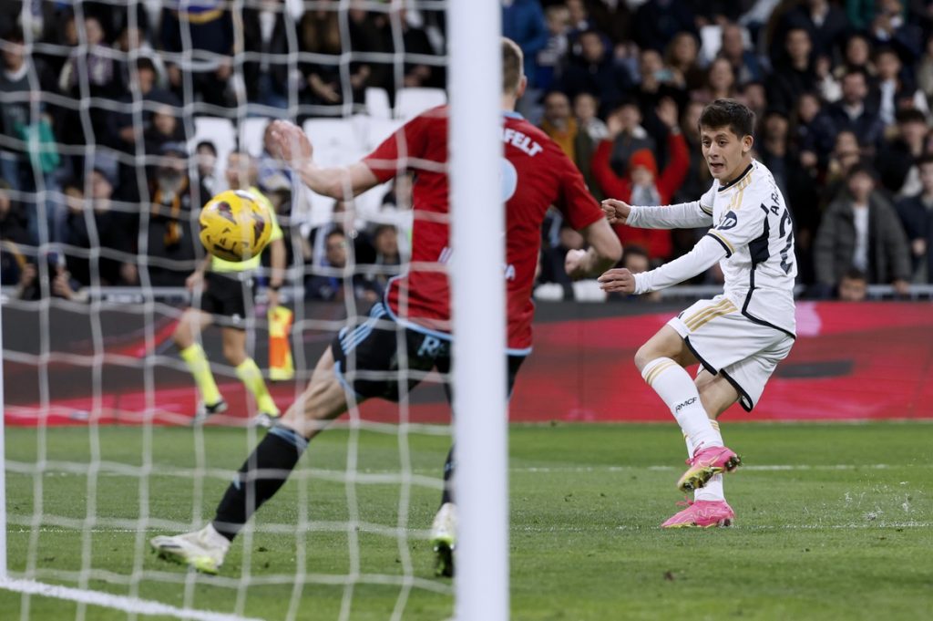 Real Madrid's Arda Guler (R) in action to score the 4-0 goal during the Spanish LaLiga soccer match between Real Madrid and Celta de Vigo, in Madrid