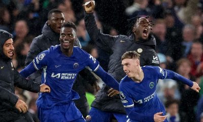 Cole Palmer of Chelsea celebrates with teammates after scoring the 3-3 goal during the English Premier League match between Chelsea and Manchester United at Stamford Bridge.