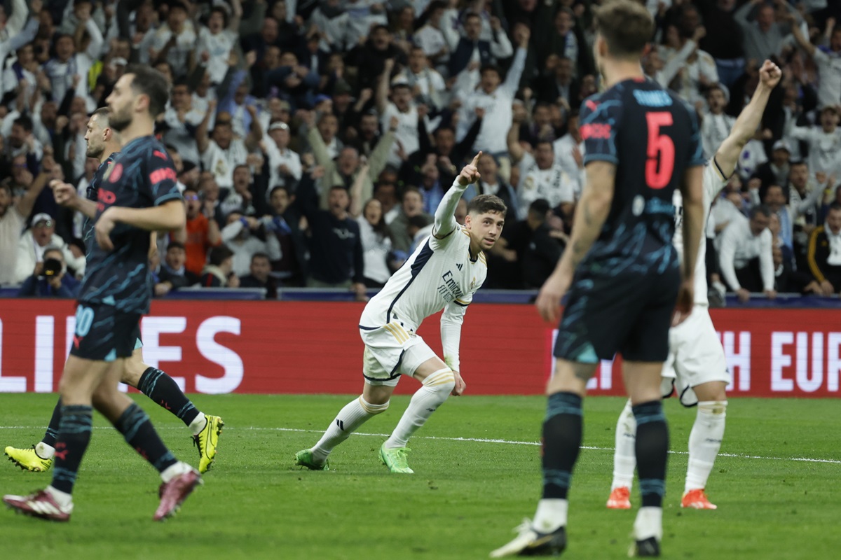 Real Madrid's Fede Valverde (C) celebrates after scoring the 3-3 goal during the UEFA Champions League quarter finals first leg soccer match soccer match between Real Madrid and Manchester City.