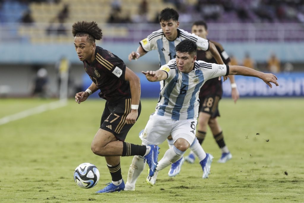Eric Da Silva Moreira of Germany (L) in action aganist Juan Villalba of Argentina (R) during the FIFA U-17 World Cup semifinal match between Argentina and Germany in Surakarta.