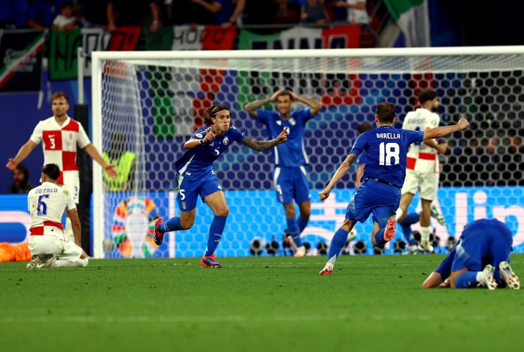 Riccardo Calafiori of Italy (CL) and teammates react after the 1-1 during the UEFA EURO 2024 group B soccer match between Croatia and Italy, in Leipzig.